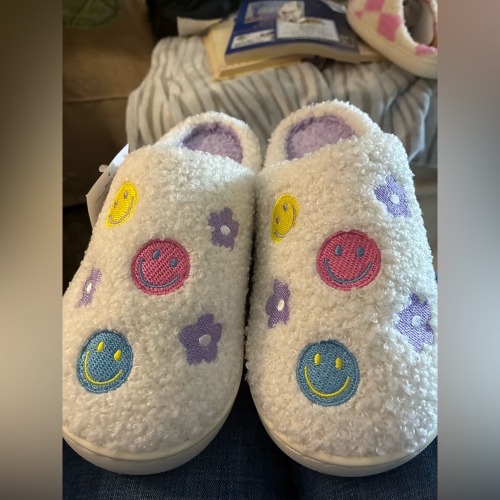 Cozy White Smiley Face Bedroom Slippers. Small 5-6